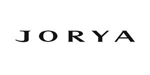 JORYA品牌，始创于1992年。JORYA对女人有着独特的见解，以专业的设计和产品理念，让女性优雅性感的魅力全面绽放。其系列产品分为JORYA服饰、高级定制、礼服及配饰。